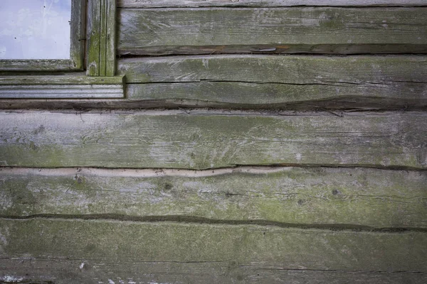 Eski bir evin ahşap kütükleri. Yakın plan. Yıpranmış doğal gri ahşap doku. Geçmişi. Yatay fotoğraf — Stok fotoğraf