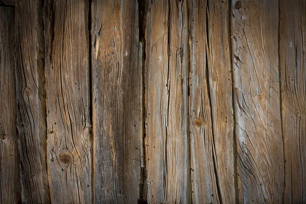 Drewniane kłody starego domu. Zbliżenie. Naturalna tekstura z szarego drewna. Kontekst. Zdjęcie poziome. — Zdjęcie stockowe