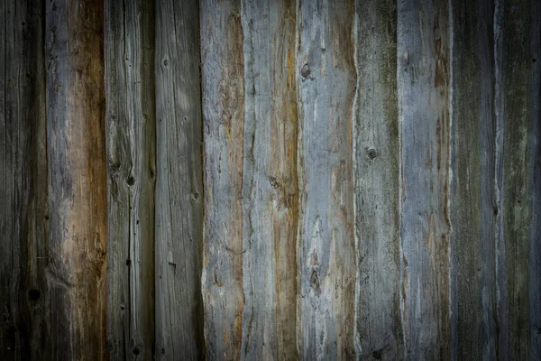 Drewniane kłody starego domu. Zbliżenie. Naturalna tekstura z szarego drewna. Kontekst. Zdjęcie poziome. — Zdjęcie stockowe