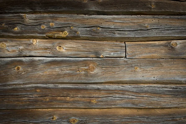 Troncos de madera de una casa vieja. Primer plano. Textura de madera gris natural envejecida. Antecedentes Fotografía horizontal — Foto de Stock