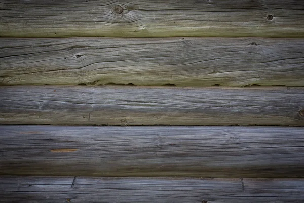 Drewniane kłody starego domu. Naturalna tekstura z szarego drewna. Kontekst. — Zdjęcie stockowe