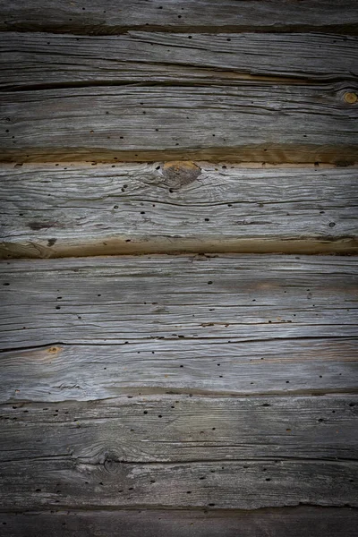 Troncos de madera de una casa vieja. Primer plano. Textura de madera gris natural envejecida. Antecedentes foto vertical. — Foto de Stock