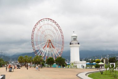 BATUMI, GEORGIA- JINE 26, 2021: Şehir Dönme dolabı.
