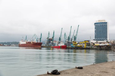 Batumi, Gürcistan - 26 Haziran 2021: Batumi limanı manzarası. İskele vinçleri. Kargo terminali. Gemi ve rıhtımlar.