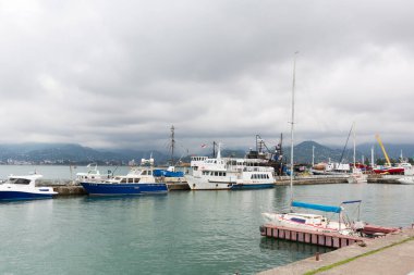 BATUMI, GEORGIA- JINE 26, 2021: Gemiler, tekneler ve rıhtım.