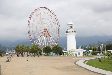 BATUMI, GEORGIA- JINE 26, 2021: Şehir Dönme dolabı.