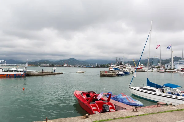BATUMI, GEORGIA- JINE 26, 2021: Gemiler, tekneler ve rıhtım.