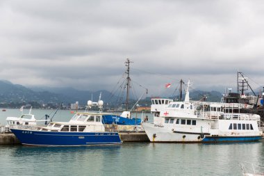 BATUMI, GEORGIA- JINE 26, 2021: Gemiler, tekneler ve rıhtım.
