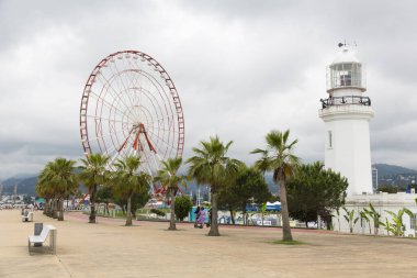 BATUMI, GEORGIA- JINE 26, 2021: Şehir Dönme dolabı.