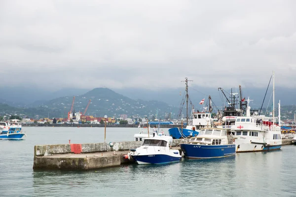 BATUMI, GEORGIA- JINE 26, 2021: Gemiler, tekneler ve rıhtım.