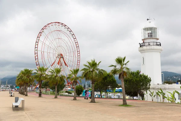 BATUMI, GEORGIA- JINE 26, 2021: Şehir Dönme dolabı.