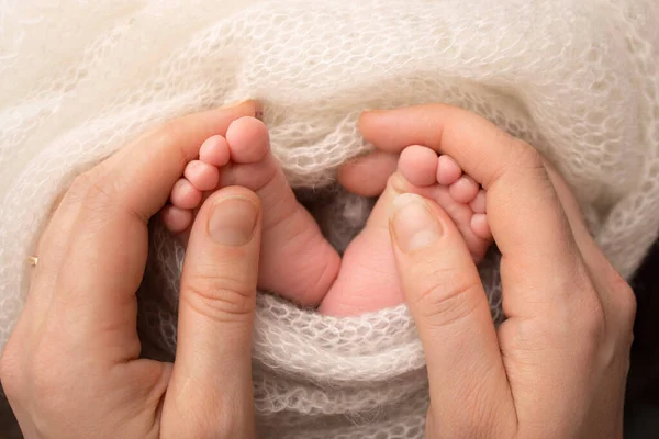 Mama robi masaż na stopie dziecka. Zbliżenie stóp dziecka w rękach matki. Zapobieganie płaskie stopy, rozwój, napięcie mięśni, dysplazja. Rodziny, miłości, opieki i zdrowia pojęć. Makro studio. — Zdjęcie stockowe