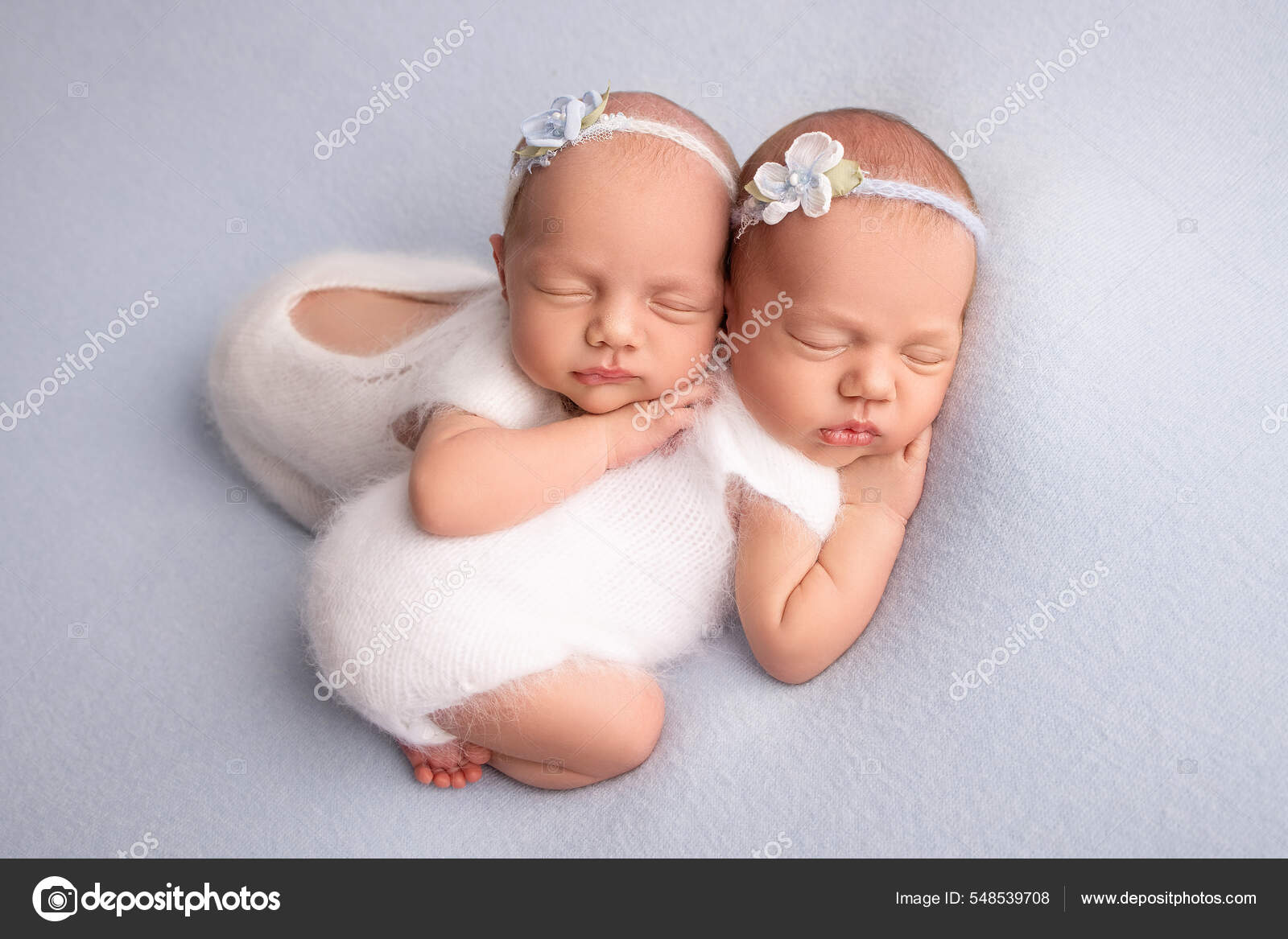 Petites jumelles nouveau-nées. Un jumeau nouveau-né embrasse et dort sur sa  sœur, des jumelles, image size:1600x1167