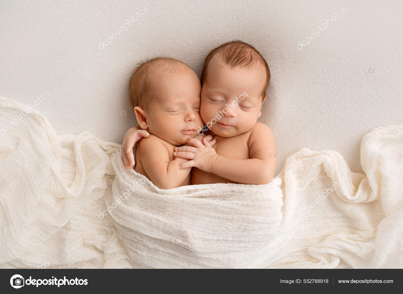 Gemelli del bambino su una sedia di tela di canapa con cuscini I bambini  carini con gli occhi azzurri ed i capelli biondi in tute bianche per bambini  si siedono su un'enorme, image size:1600x1167