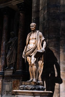 Milano 'daki Duomo di Milano' da Aziz Bartholomew heykeli