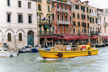 Venedik 'teki DHL teknesi İtalya