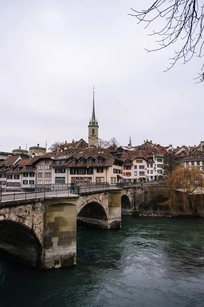 Bern 'de nehir kenarında.