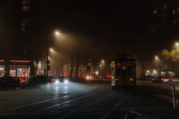 Milan İtalya 'da gece tramvayı