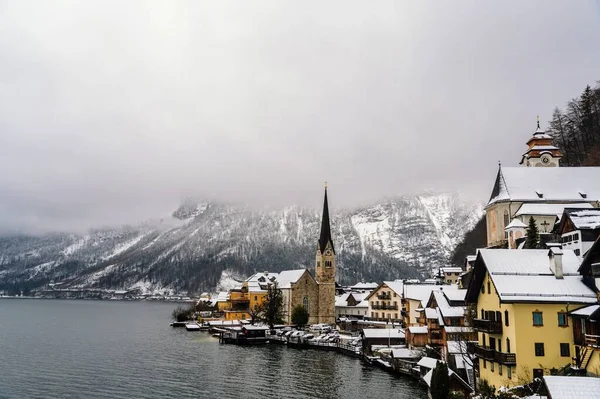 Avusturya 'nın Hallstatt köyü, kışın