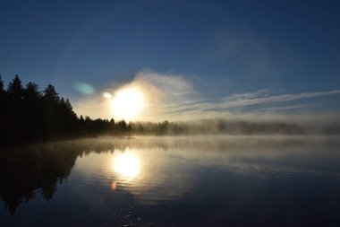 Gölün üzerinde bir gün doğumu, Sainte-Apolline, Quebec, Kanada