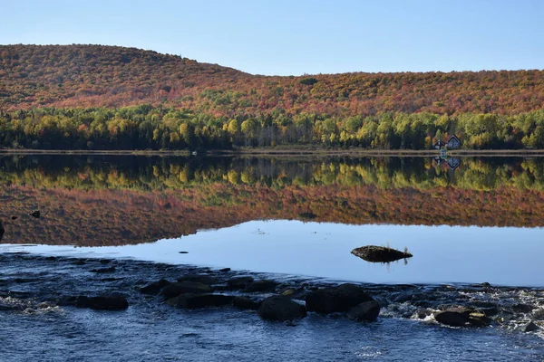 Reflexión Sobre Lago Otoño Lac Frontiere Quebec Canadá — Foto de Stock
