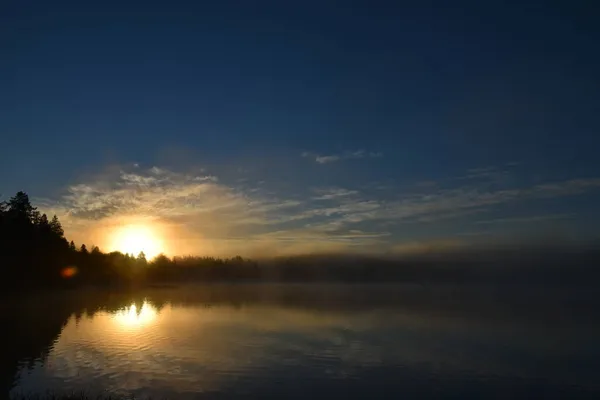 พระอาท นเหน อทะเลสาบ Sainte Apolline Quebec แคนาดา — ภาพถ่ายสต็อก