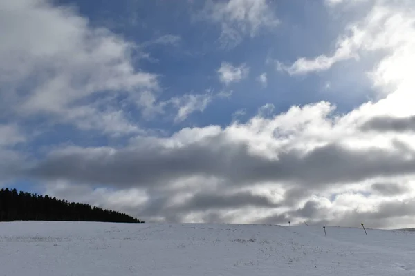 Ett Snöfält Molnig Himmel Quebec Kanada — Stockfoto