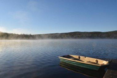 Sonbaharda gölde bir tekne, Sainte-Apolline, Quebec, Kanada