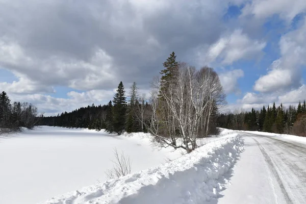 Kışın bir köy yolu, Sainte-Lucie, Quebec, Kanada