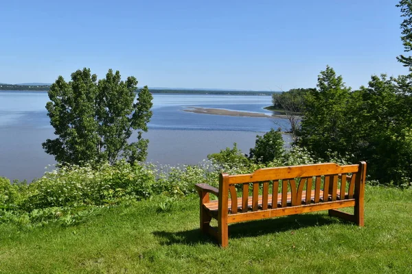 Bench River Quebec Canada — Stockfoto