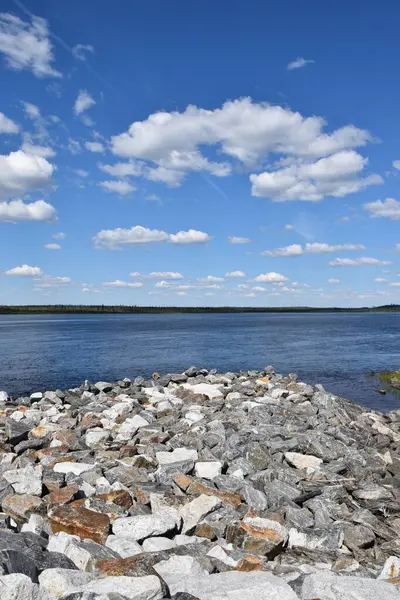 青い空の下の川 Baie James Quebec Canada — ストック写真