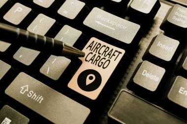 Uçak Kargosunu gösteren bir tabela. İş Fikri Taşımacılık Hava Yolları Taşımacılık Ürünleri Soyut Bir Restoran İncelemesi Yazıyor, Çevrimiçi Gıda Konsepti Siparişi Veriliyor