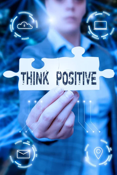 Señal de escritura a mano Piensa positivamente. Concepto significado La tendencia a ser positivo u optimista en actitud Empresa Mujer Sosteniendo Jigsaw Puzzle Pieza Desbloquear nueva tecnología futurista. — Foto de Stock