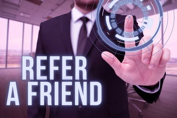 Affiche Refer A Friend. Concept d'affaires diriger quelqu'un vers un autre ou lui envoyer quelque chose comme cadeau Homme en uniforme de bureau debout appuyant sur le bouton virtuel tenant tablette. — Photo