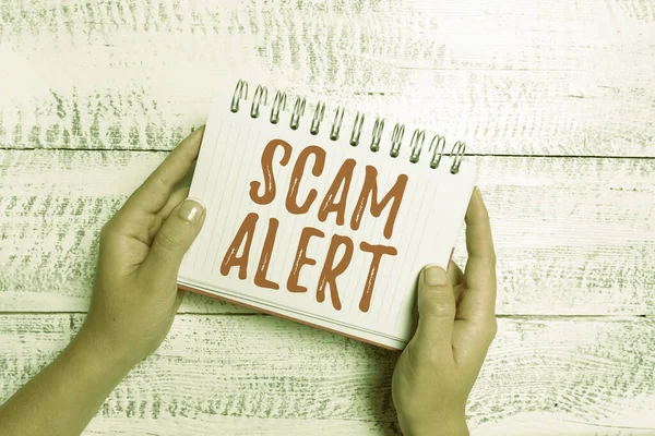 Записування вручну Scam Alert. Інтернет - концепція обманно отримує гроші від жертви, переконуючи її у вирішенні проблем і вирішенні проблем, пов "язаних з Інтернетом. — стокове фото