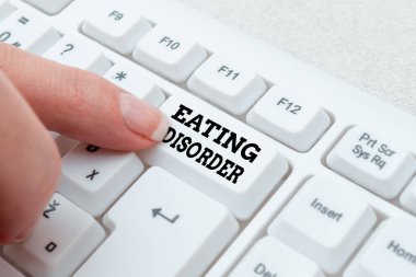 El yazısı Yeme Bozukluğu. Düzensiz yeme alışkanlıklarıyla karakterize edilen hastalıklar üzerine yazılmış sözcük Güncelleme için Lady parmak tuşlarına basın