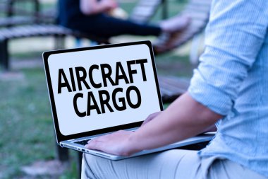 Mesaj ilham verici uçak kargosunu gösteriyor. Konsept, Yük Taşıyıcı Hava Yolları Taşımacılık Ürünlerini Online görevler ve İnsanları Uzaktan Birleştirerek Çalıştırmak