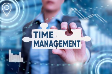 İlham veren Zaman Yönetimi metni. Bu kavram, zamanı etkin ya da verimli bir şekilde kullanabilme anlamına geliyor. İş kadını bulmacayı elinde tutuyor. Yeni Geleceğin Teknolojisi 'nin kilidini açıyor..