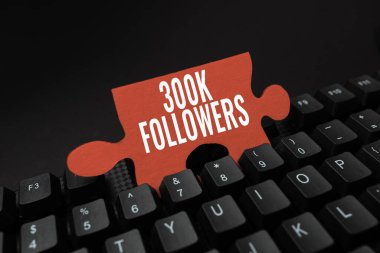 300 bin takipçiyi gösteren bir tabela. Instagram 'da farklı matematik problemleri çözen, çok basamaklı denklemler hesaplayan birini takip eden kişi sayısı