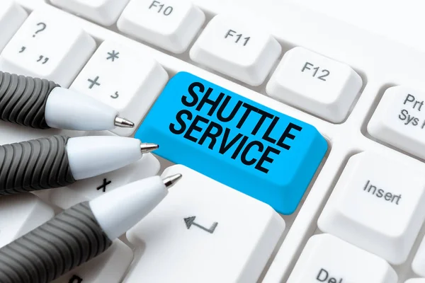 Teken met Shuttle Service. Internet Concept bedoeld om passagiers te vervoeren tussen twee vaste punten Typing Nuttige Blog Tutorial En Gidsen, Onderzoek Strategieën Online — Stockfoto
