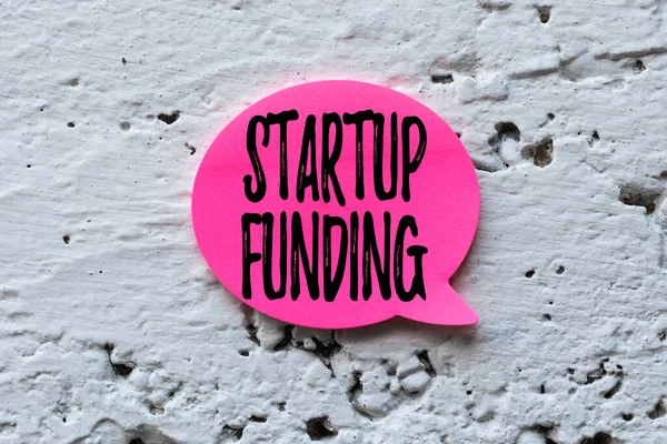 Tekst bijschrift presenteren Startup Funding. Bedrijfsidee financiële investering in de ontwikkeling van een nieuw bedrijf Denken Nieuwe Heldere Ideeën Creativiteit en Inspiratie vernieuwen — Stockfoto