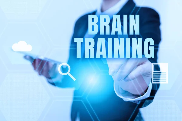 Signo de escritura a mano Brain Training. Palabra escrita en actividades mentales para mantener o mejorar las habilidades cognitivas Mujer en uniforme que lleva el teléfono y que aprovecha la exhibición futurista. — Foto de Stock