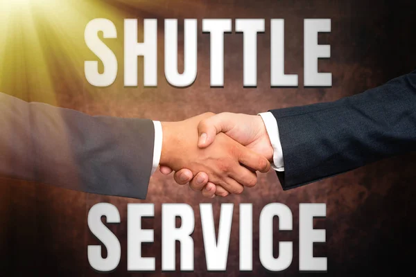 Conceptuele weergave Shuttle Service. Business idee bedoeld om passagiers te vervoeren tussen twee vaste punten Twee professionele goed geklede zakelijke zakenmensen Handdruk Binnen — Stockfoto