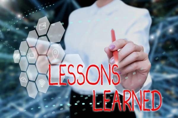 Metin Gösterme Dersleri Yazılıyor. İş konsepti bilgisi, Üniformalı Kadın Tableti Elde Tutarken Fütüristik Teknoloji Yazarken pozitif ve olumsuz deneyimleri yansıtıyor.