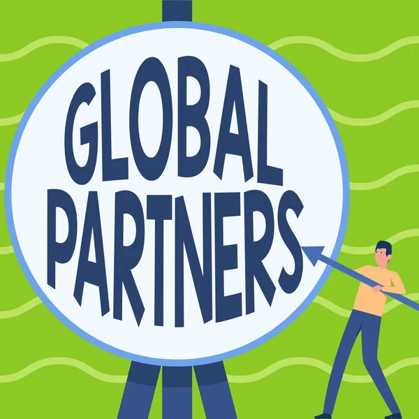 Ручной знак Global Partners. Слово для двух или более фирм из разных стран работают как команда Человек, стоящий, держа в руках большую стрелу, указывающую на большую круговую цель. — стоковое фото