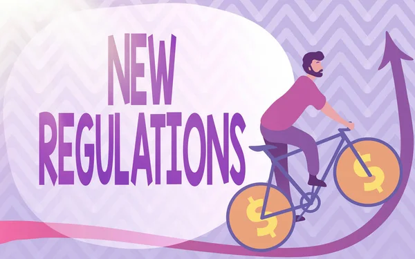 Pisanie tekstu Nowy Regulamin. Rozporządzenie w sprawie podejścia biznesowego kontrolujące działalność zwykle stosowaną przez przepisy. Człowiek rysunek jazda na rowerze z dolara koła znak idzie w górę. — Zdjęcie stockowe