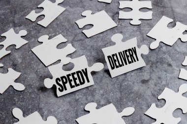 İlham, Hızlı Teslimat işaretini gösteriyor. İş yaklaşımı ürünleri hızlı bir şekilde ya da aynı gün denizaşırı nakliye yoluyla sunar. Eksik Son Parçası Olan Bitmemiş Beyaz Yapboz Deseni Bulmacası