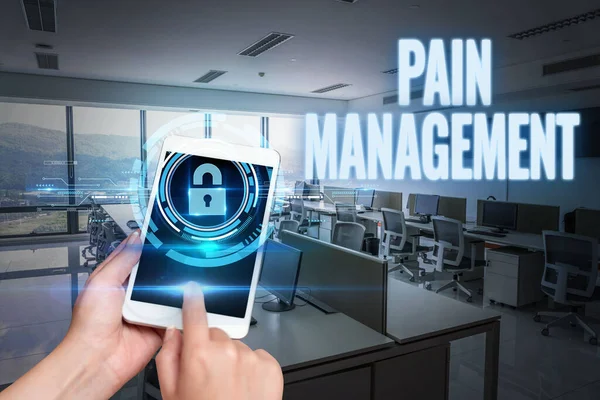 Konzeptionelle Bildunterschrift: Schmerzmanagement. Konzept einer Medizin, die einen interdisziplinären Ansatz verfolgt und im Labor ein Mobiltelefon in der Hand hält. — Stockfoto