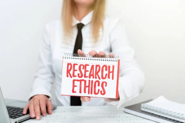 Текст, показывающий вдохновение Исследовательская этика. Бизнес-подход, заинтересованный в анализе тех проблем, которые подняли стажеры. — стоковое фото