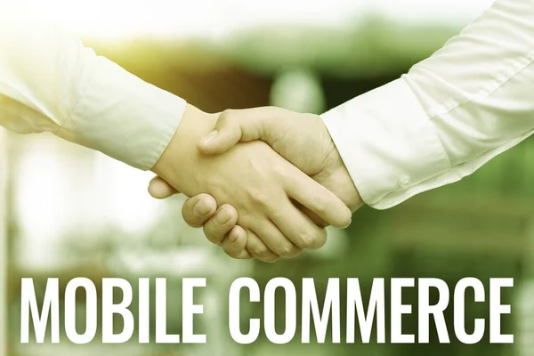 Tekst met inspiratie Mobile Commerce. Concept betekent Mobiele telefoon gebruiken om online commerciële transacties uit te voeren Twee professionele goed geklede zakenlui Handdruk Binnenshuis — Stockfoto